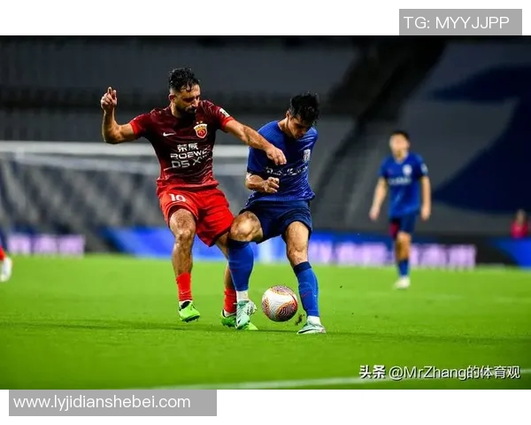 大连方一迎战山东鲁能争夺中超联赛关键三分之战